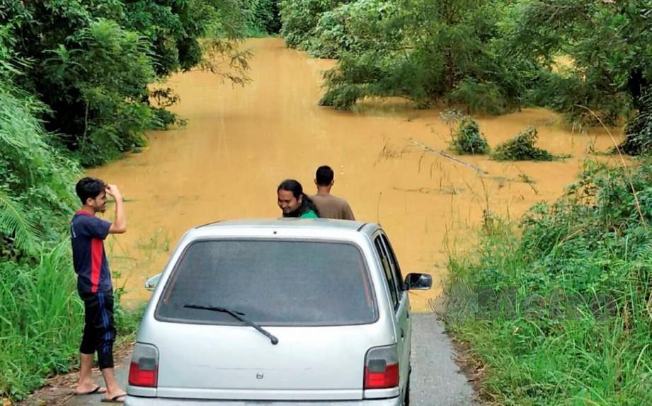 JAMBATAN Sungai Lebir di Kampung Pasir Linggi tenggelam tiga meter menyebabkan penduduk Orang Asli terputus hubungan sejak kelmarin. FOTO Ramli Ibrahim