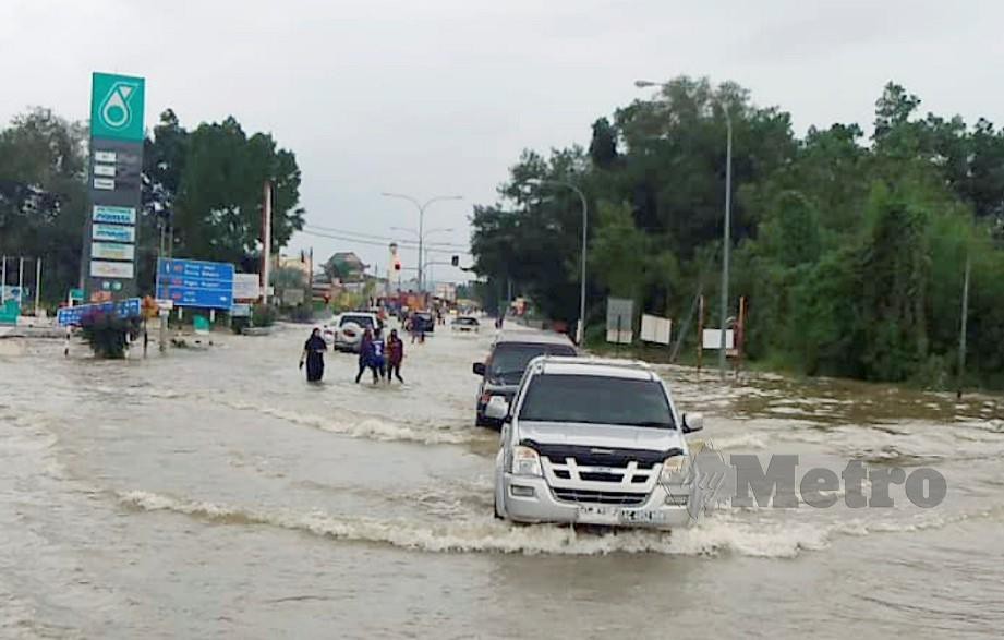 KAWASAN di Pekan Rantau Panjang dilimpahi air Sungai Golok disebabkan hujan berterusan beberapa hari, di Kelantan. FOTO Syaherah Mustafa