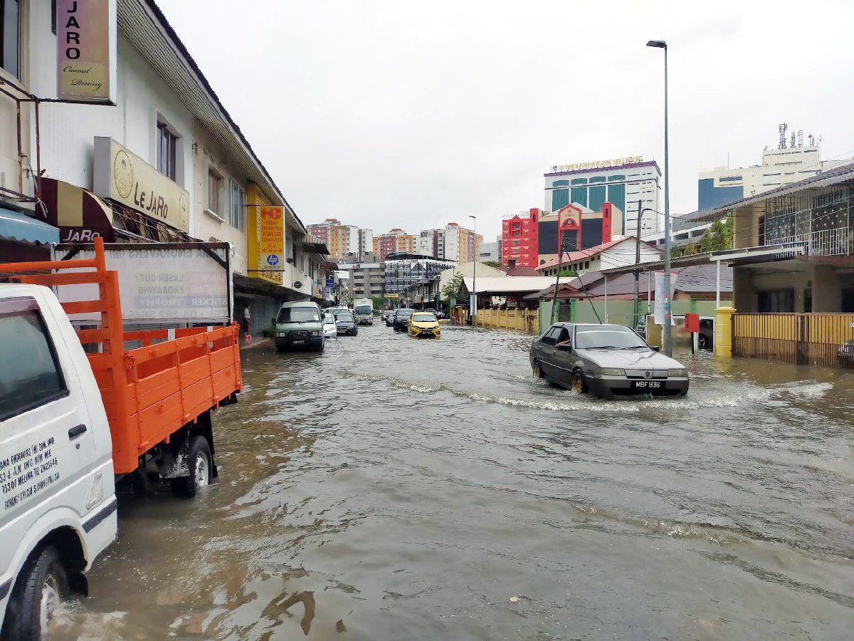 KEKERAPAN banjir kilat yang berlaku di kawasan bandar perlu dikaji dan langkah bagi mengelakkan kejadian sama berulang perlu dilakukan segera.
