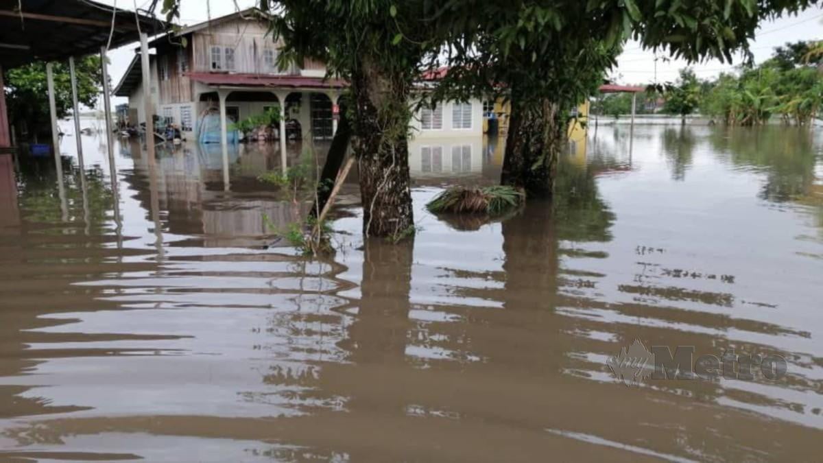 KAMPUNG Tok Pauh di Pendang yang dipenuhi air akibat banjir menyebabkan penduduk tidak dapat keluar rumah. FOTO ihsan penduduk