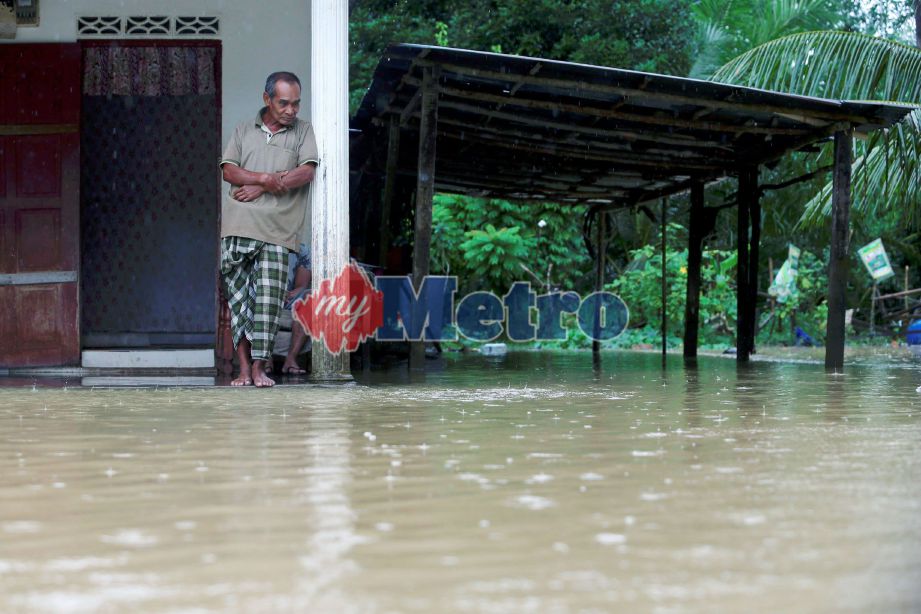 Mekam Sulong, 66 melihat paras air di hadapan rumahnya di Kampung Pengkalan Ajal. FOTO Ghazali Kori 