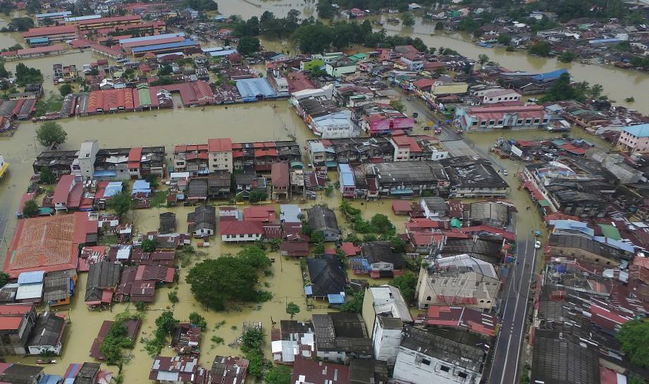 PEMANDANGAN dari udara menunjukkan keadaan air di Rantau Panjang masih lagi berada di paras bahaya berikutan limpahan air Sungai Golok. FOTO FATHIL ASRI