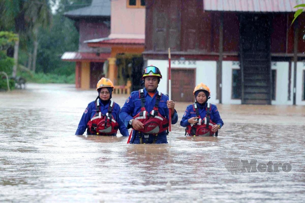 ANGGOTA APM membuat pemantauan banjir di Kampung Nongmi Changlun (gambar fail). FOTO Arkib NSTP
