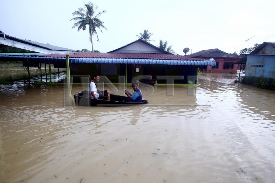 KEADAAN banjir di Kampung Belimbing Dalam, Alor Gajah. Foto MUHAMMAD ZUHAIRI ZUBER