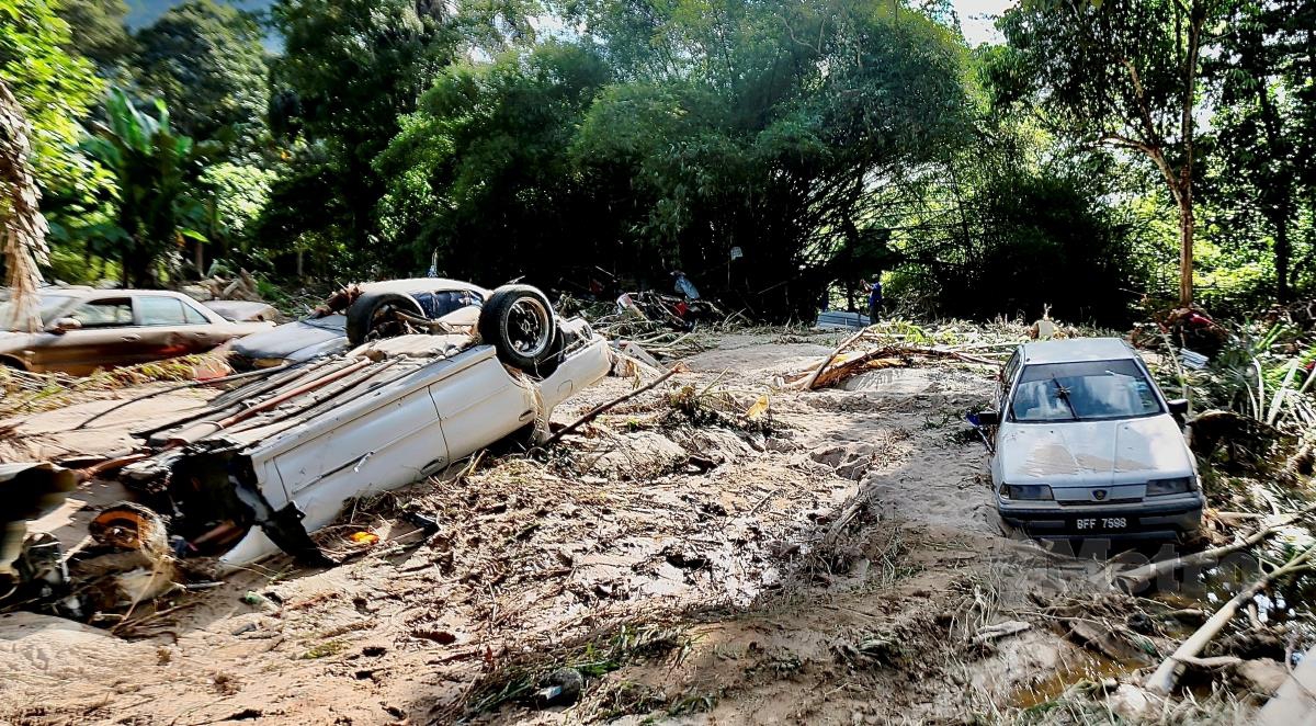 Antara kenderaan yang musnah akibat banjir pada sabtu lalu ketika tinjauan dibJalan Sungai Lalang-menghala Sungai Lui. FOTO AZHAR RAMLI