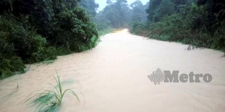 KEADAAN banjir di Kilometer 6 Jalan Kota Tinggi-Mawai yang dinaiki air 0.5 meter selepas hujan lebat lebih dua jam 9 Disember lalu. FOTO Ihsan Bomba