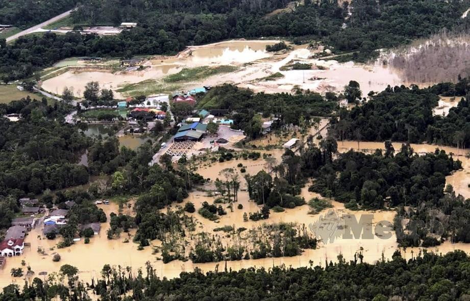 TINJAUAN kawasan banjir yang dilakukan unit udara Jabatan Bomba dan Penyelamat Malaysia di kawasan Kota Tinggi dan Mersing. FOTO Ihsan Bomba