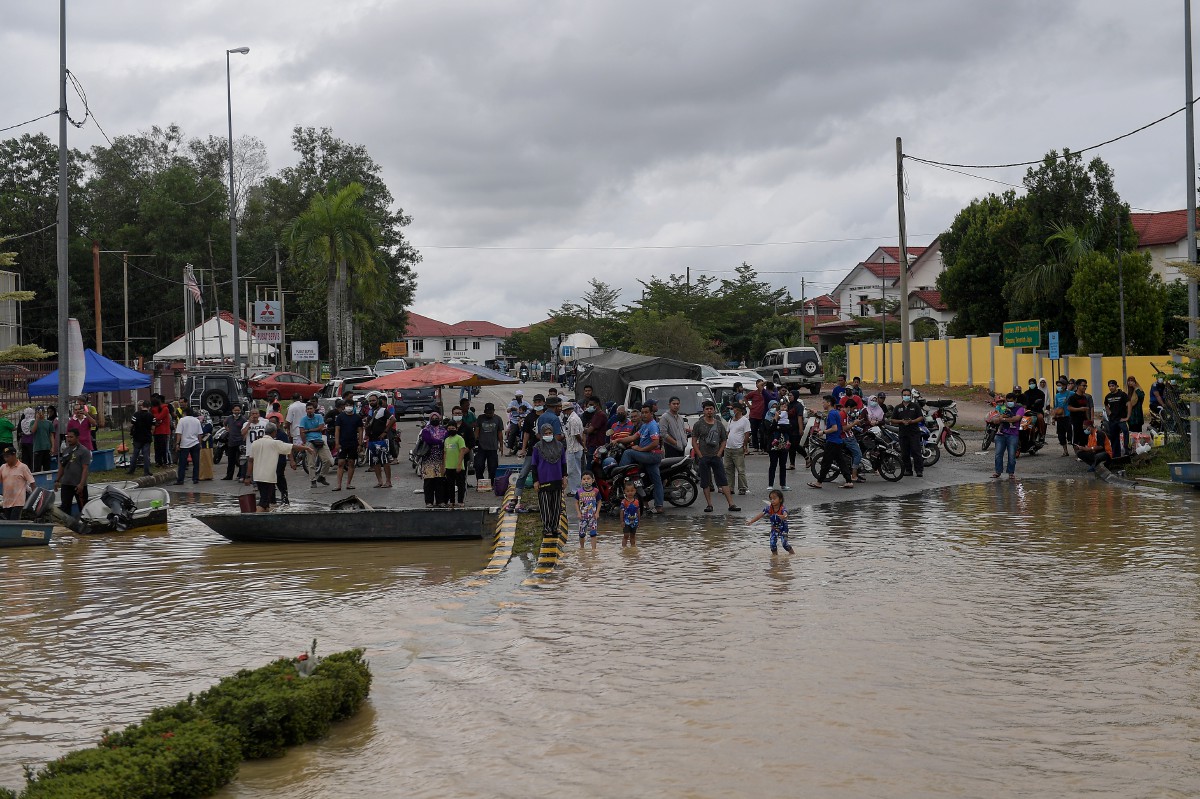ORANG ramai meninjau kawasan di jalan utama yang menghubungkan bandar Temerloh-Mentakab yang dinaiki air sepanjang 5 kilometer (gambar fail). FOTO Bernama 