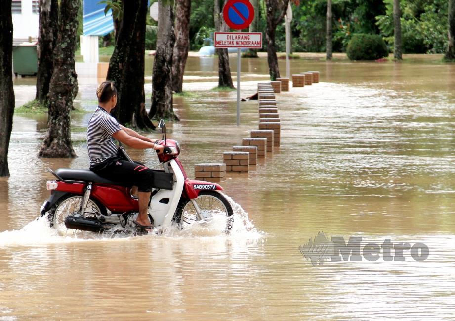 KEADAAN banjir di sekitar di Pekan Donggongon, Penampang. FOTO Malai Rosmah Tuah