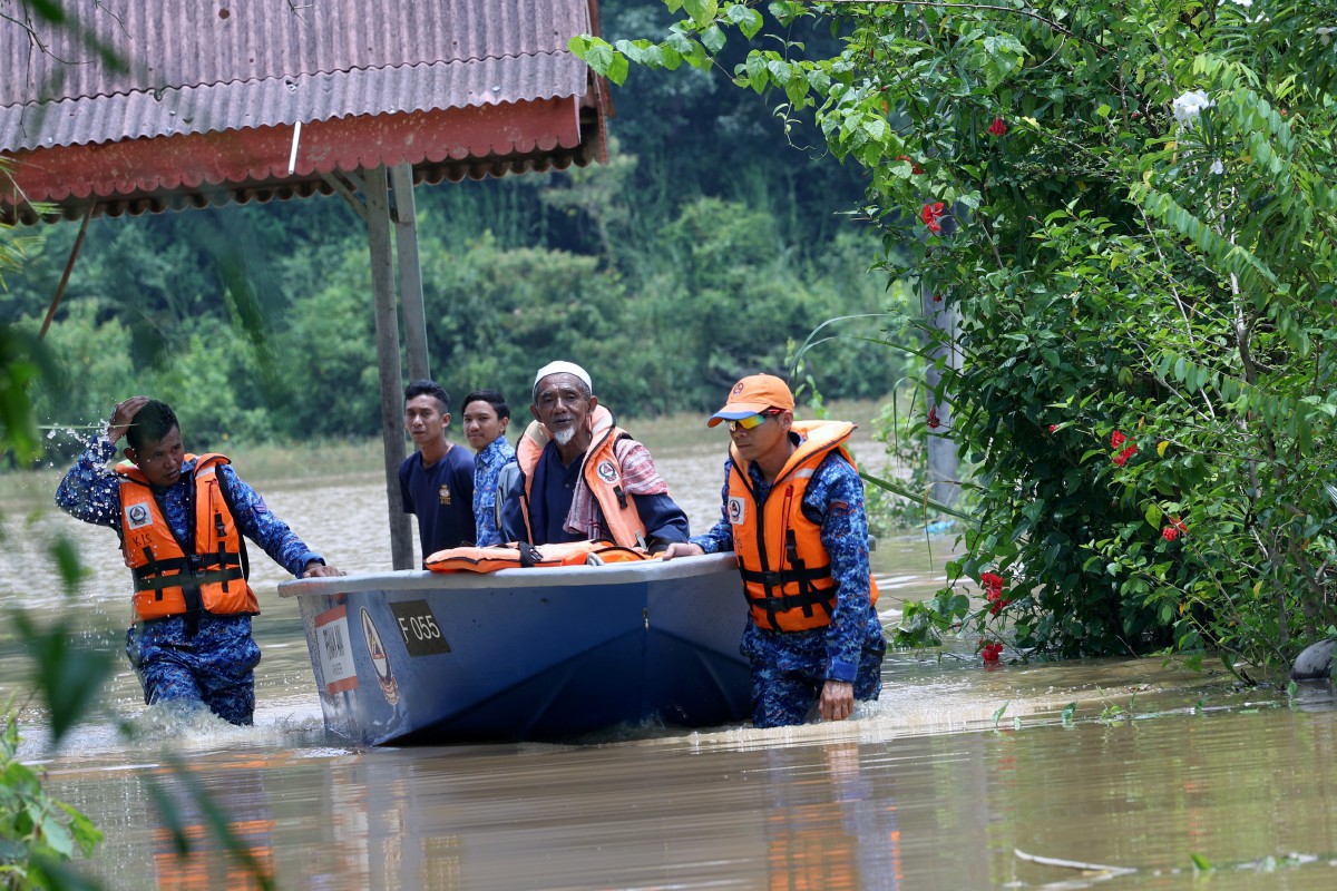 ANGGOTA APM Kota Setar membawa mangsa banjir dari Kampung Bukit, Mukim Derang ke PPS. FOTO Bernama 