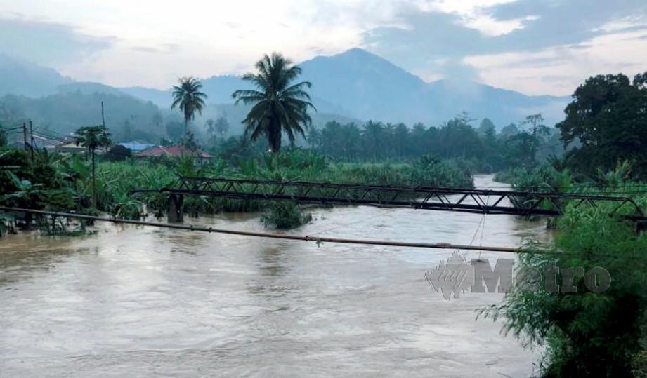 PARAS air di Sungai Teriang meningkat mendadak hingga mengakibatkan banjir di Jelebu. FOTO IHSAN APM