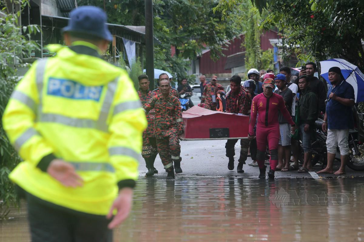 ANGGOTA bomba bersama polis bersiap sedia menyelamatkan mangsa banjir  di Kampung Laut Skudai Kecil, Skudai. FOTO Nur Aisyah Mazalan