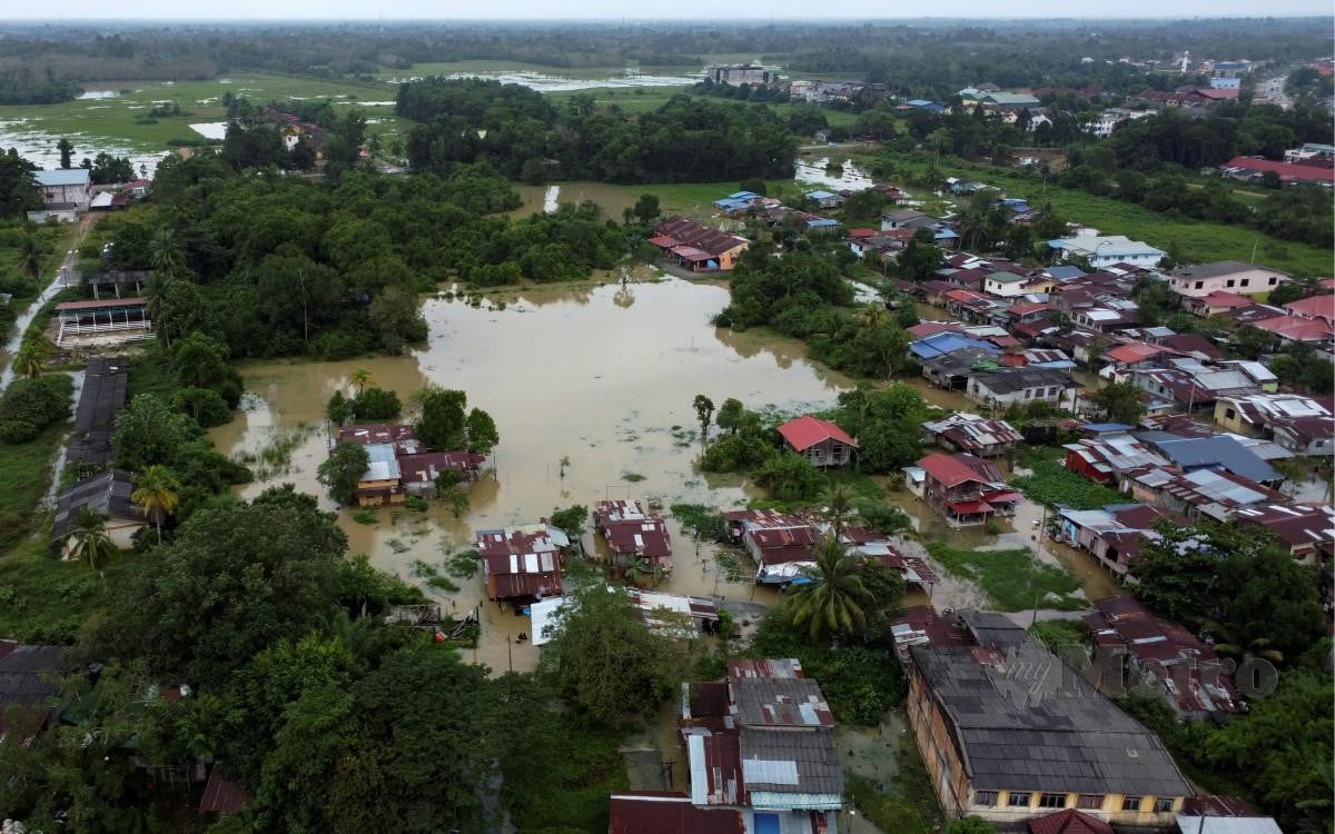 Tinjauan banjir di kawasan Rantau Panjang. FOTO NIK ABDULLAH NIK OMAR
