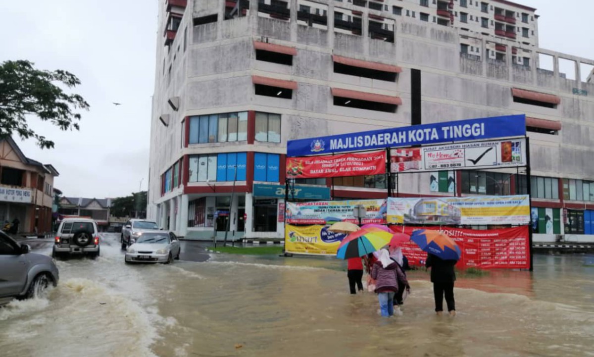 Banjir Giat selamatkan mangsa terperangkap di Kota Tinggi  Harian Metro