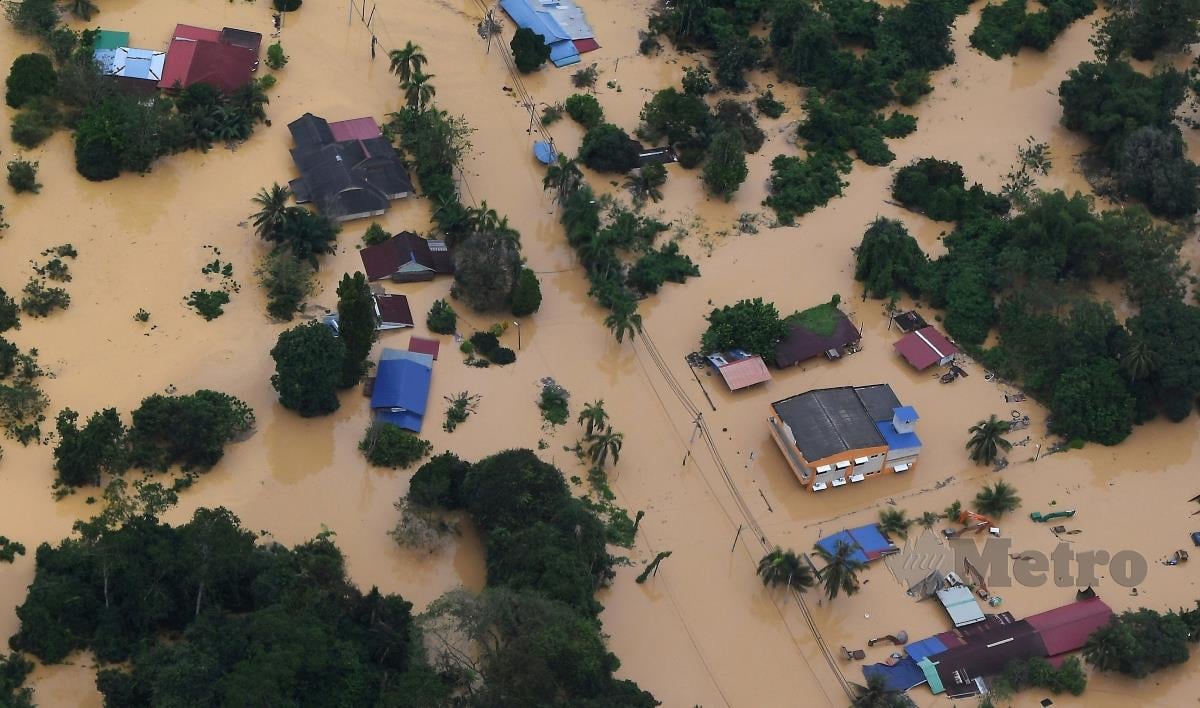 TINJAUAN dari udara bersama Jabatan Bomba dan Penyelamat Malaysia (JBPM) hari ini, menunjukkan rumah penduduk di Lipis hampir ditenggelami banjir. FOTO Bernama