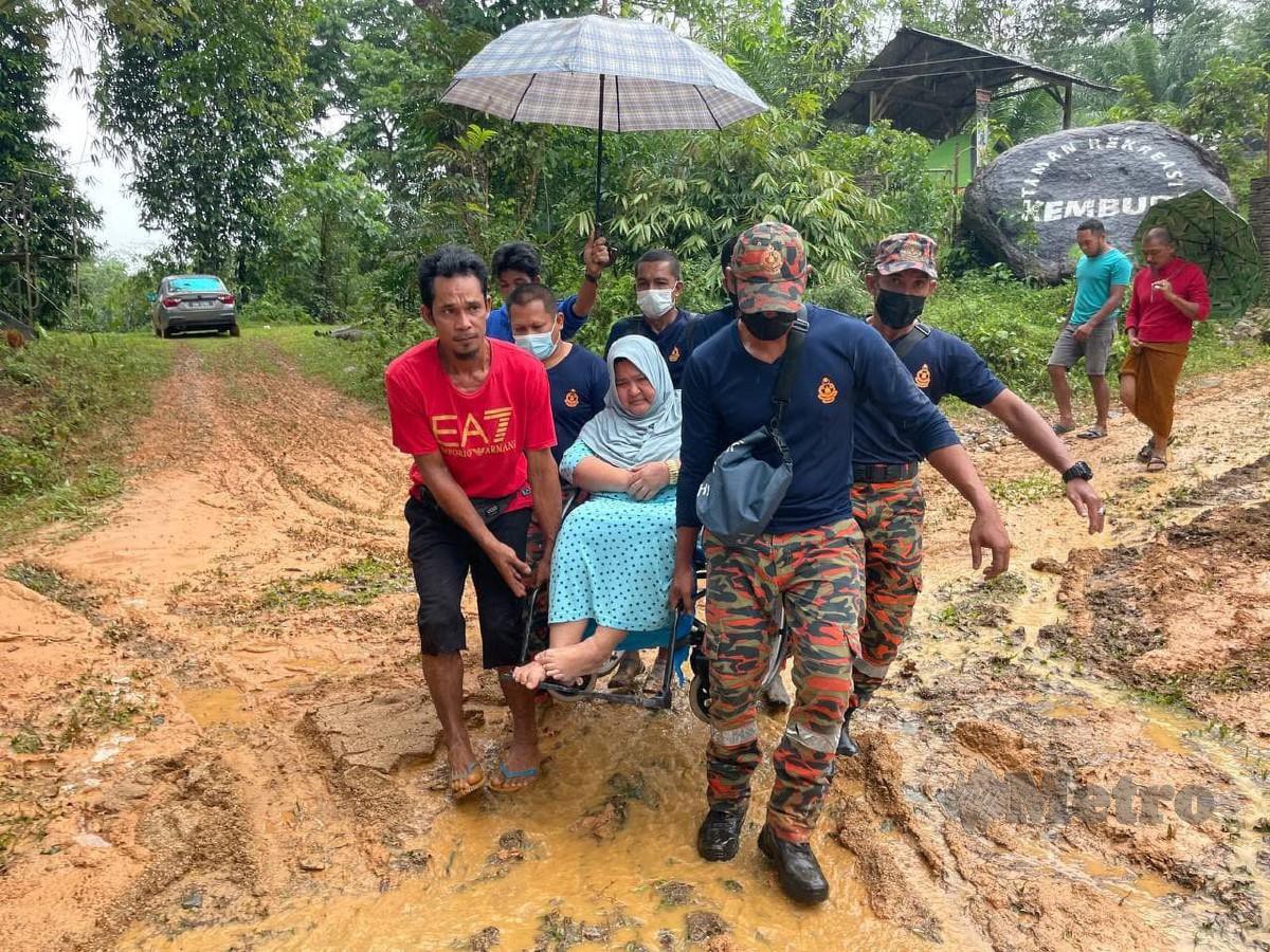 Anggota JBPM Terengganu membantu menyelamatkan sebahagian 40 ahli keluarga Pertubuhan Armada Malaysia melakukan aktiviti riadah di Taman Rekreasi Kem Budi, Belukar Bukit di Hulu Terengganu, semalam. Foto Ghazali Kori 