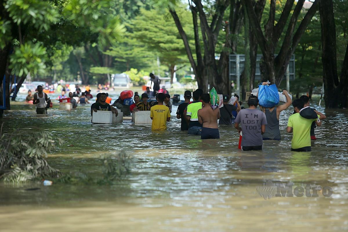 MANGSA banjir di Taman Sri Muda, Seksyen 25, Shah Alam yang terkandas mula berpindah ke lokasi lebih selamat susulan banjir yang melanda sejak Sabtu lalu. FOTO FAIZ ANUAR  