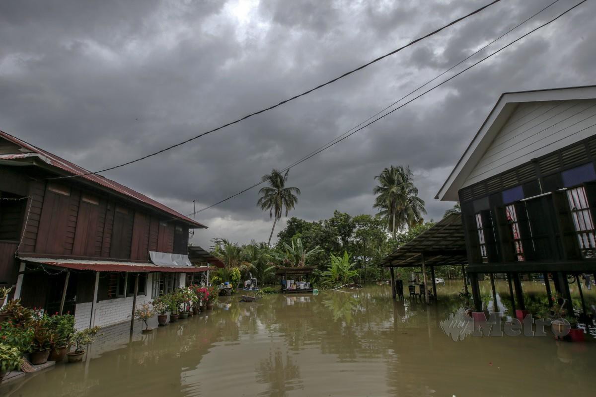 ANTARA rumah penduduk dilanda banjir ketika tinjauan di sekitar Lahar Yooi, Tasek Gelugor, Pulau Pinang. FOTO Danial Saad