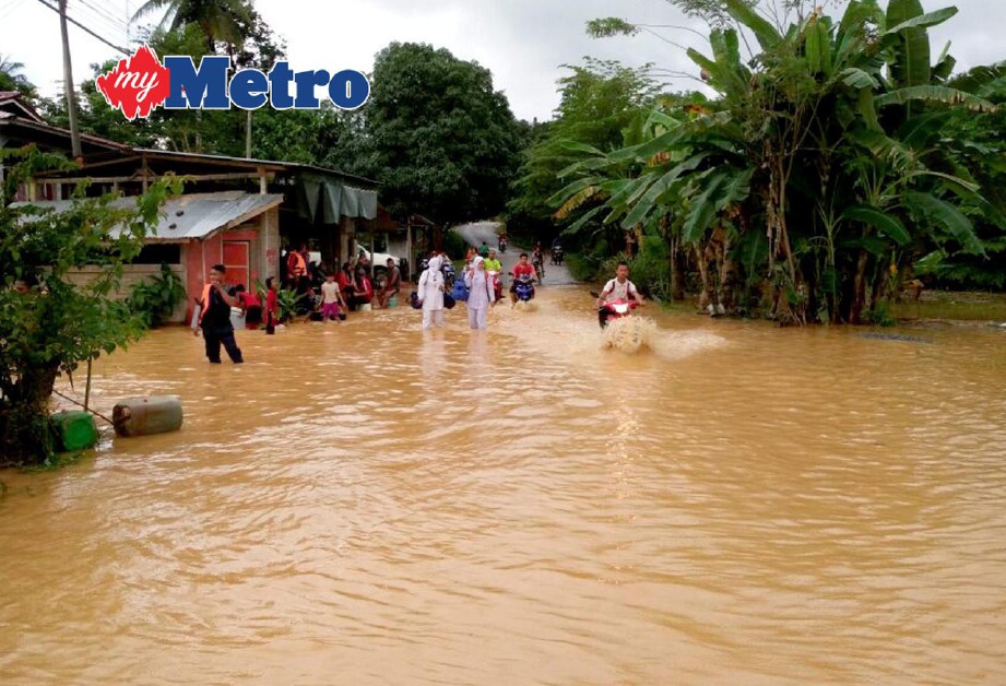 Air sungai naik mendadak di Kampung Limau Kasturi sejak awal pagi tadi. FOTO Ramli Ibrahim 