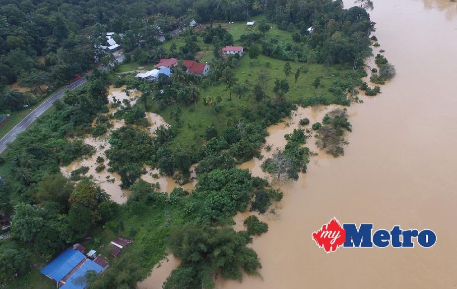 Pemandangan dari udara Sungai Kelantan di Kampung Tualang sudah melepasi sudah melepasi paras bahaya iaitu 25.74 meter. FOTO Fathil Asri 