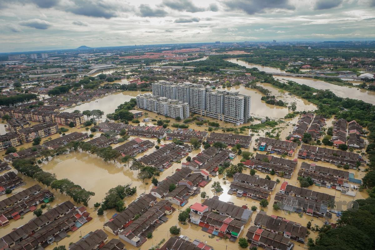 Tinjauan dari udara bersama Unit Udara PDRM di kawasan terjejas banjir di Shah Alam baru baru ini.