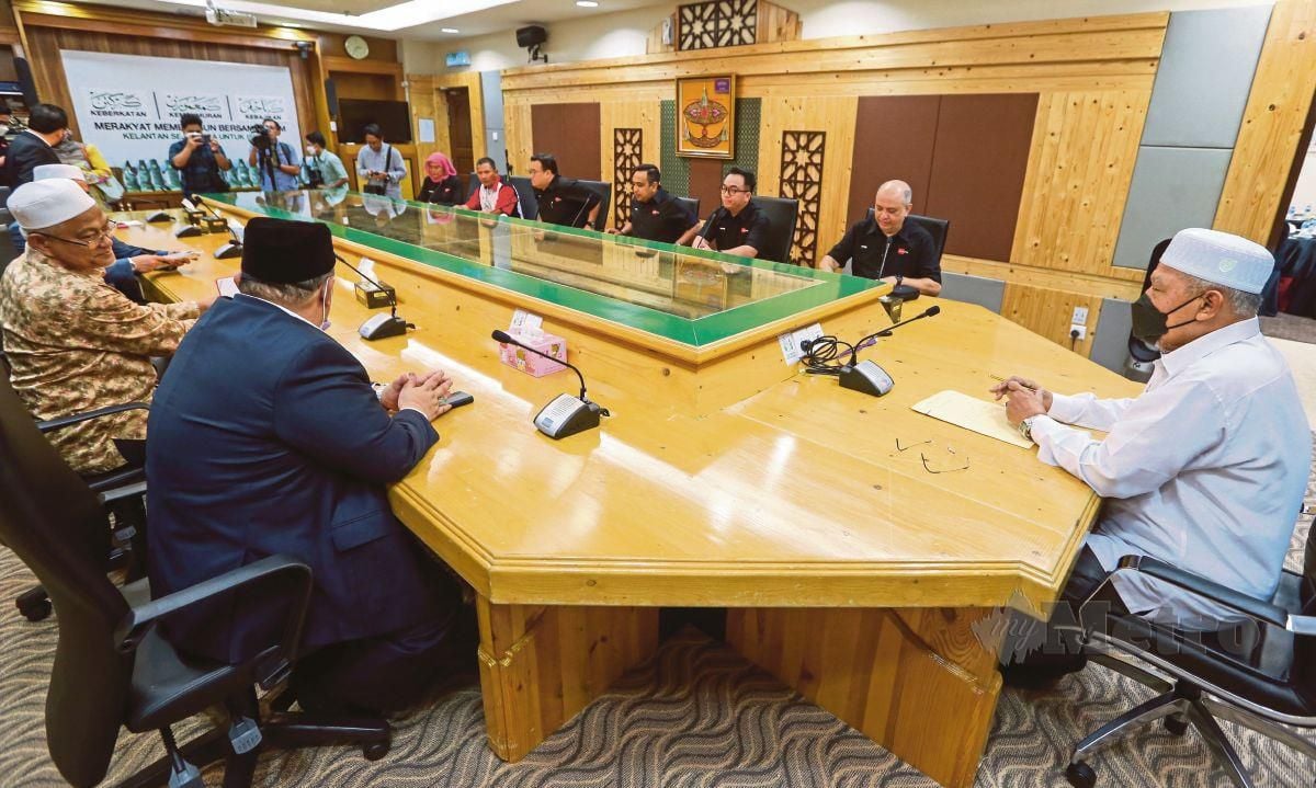 Pengerusi Kumpulan Media Prima Berhad (MPB), Datuk Seri (Dr) Syed Hussian Aljunid bersama Menteri Besar Kelantan Datuk Ahmad Yakob mengadakan perjumpaaan selepas  menyaksikan Penyerahan replika cek bernilai RM200,400,00. FOTO NIK ABDULLAH NIK OMAR