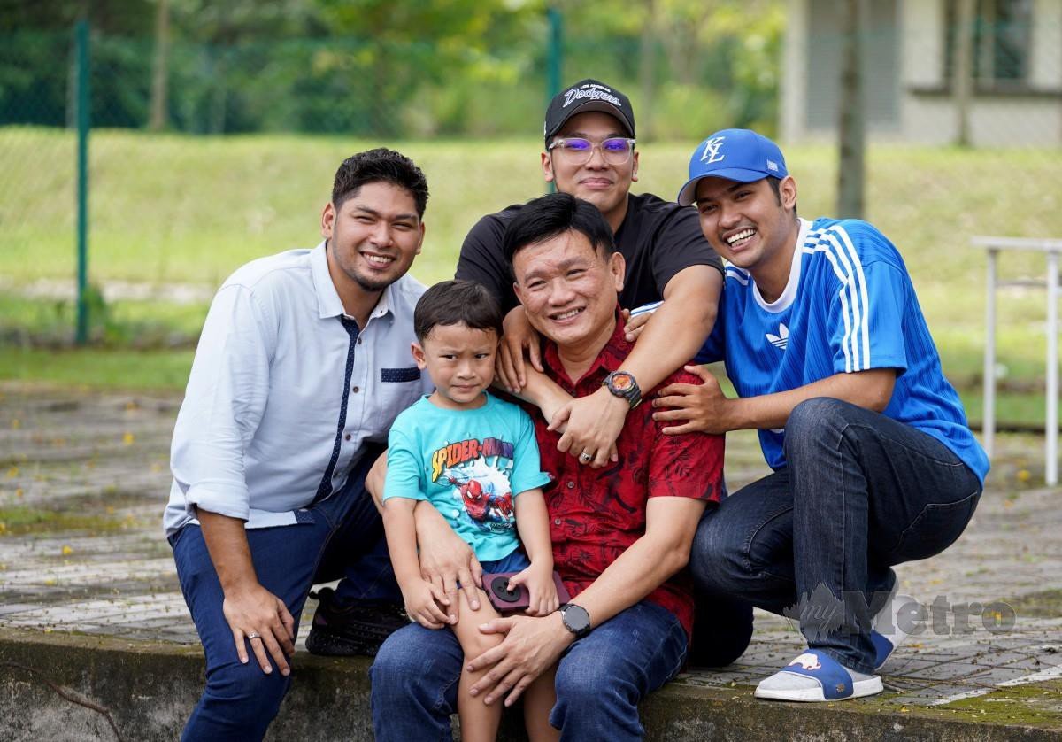 MICHAEL Tong Wai Siong bersama anak angkatnya, Rasyid (dari kiri), Rafei, Abdul Rahman dan cucu angkat, Rayyan Aisy Rafei. FOTO Effendy Rashid