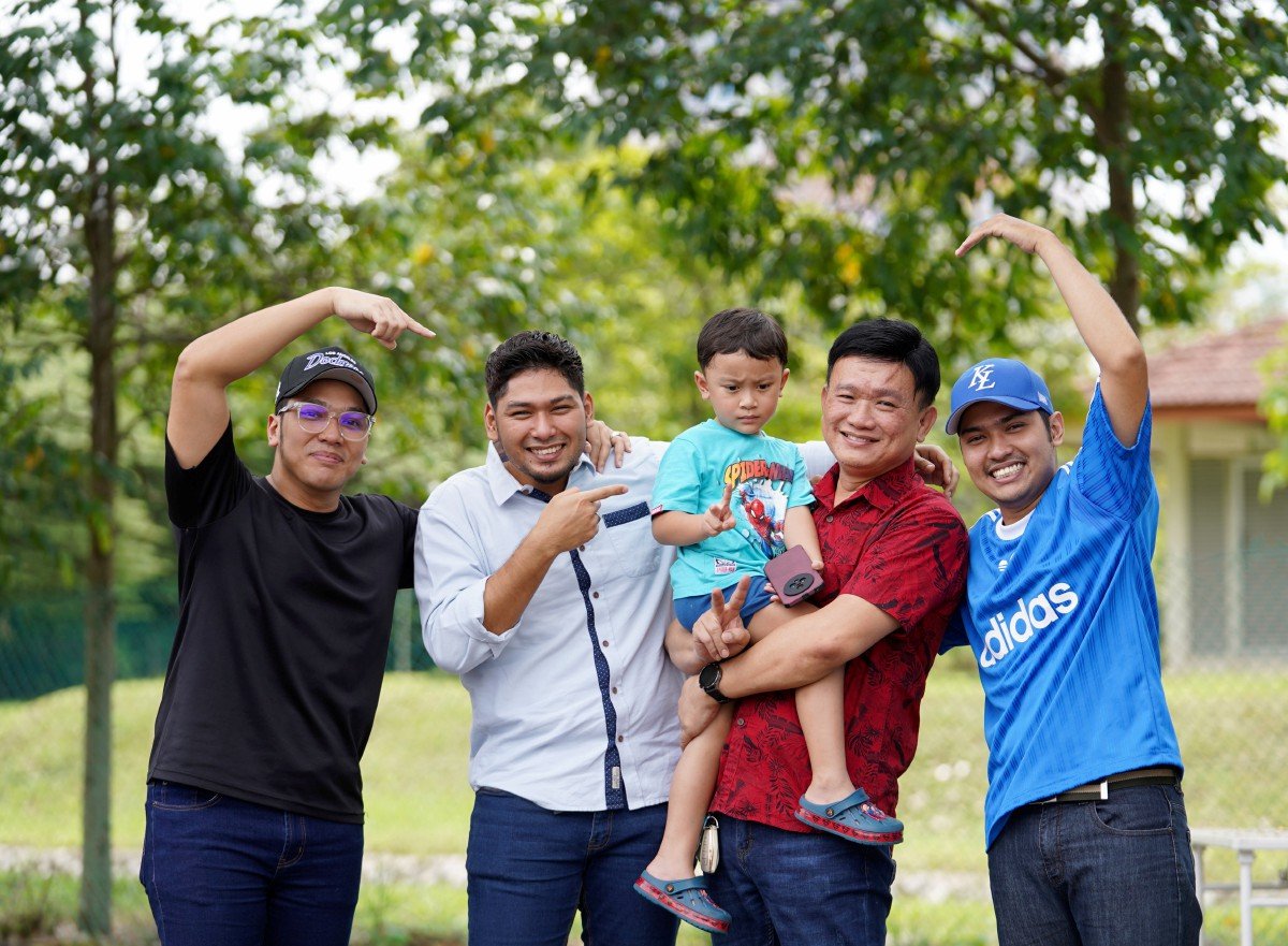 MICHAEL bersama anak angkat Rafei (dari kiri), Rasyid, Abdul Rahman dan cucu angkat Rayyan Aisy Rafei. FOTO Effendy Rashid