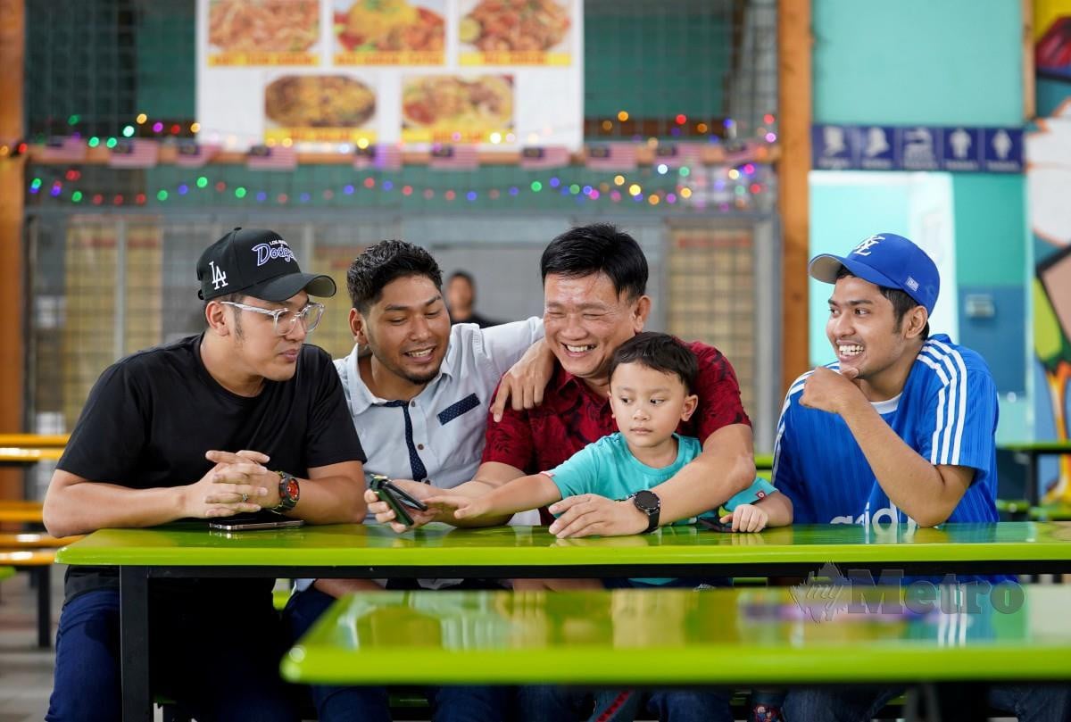 MICHAEL Tong Wai Siong bersama anak angkat, Rafei Ahmad Fauzi (dari kiri), Rahman Ahmad Fauzi, Rasyid Amad Fauzi dan cucu angkat, Rayyan Aisy Rafei. FOTO Effendy Rashid
