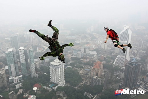 Dua peserta mengapungkan diri di udara selepass membuat terjunan. - Foto HAFIZ SOHAIMI