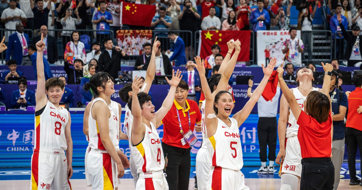 PEMAIN bola keranjang wanita China meraikan kejayaan menumpaskan Jepun. FOTO AFP