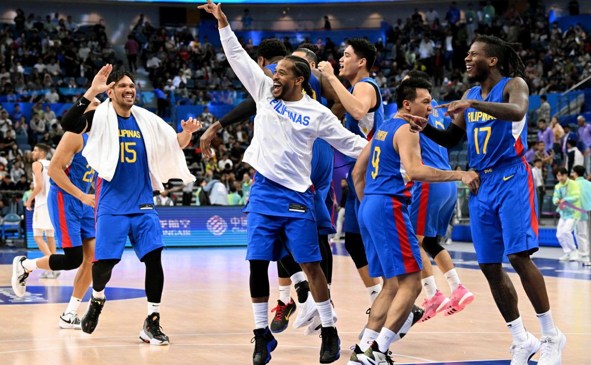 PEMAIN bola keranjang Filipina meraikan kejayaan meraih emas Sukan Asia. FOTO AFP