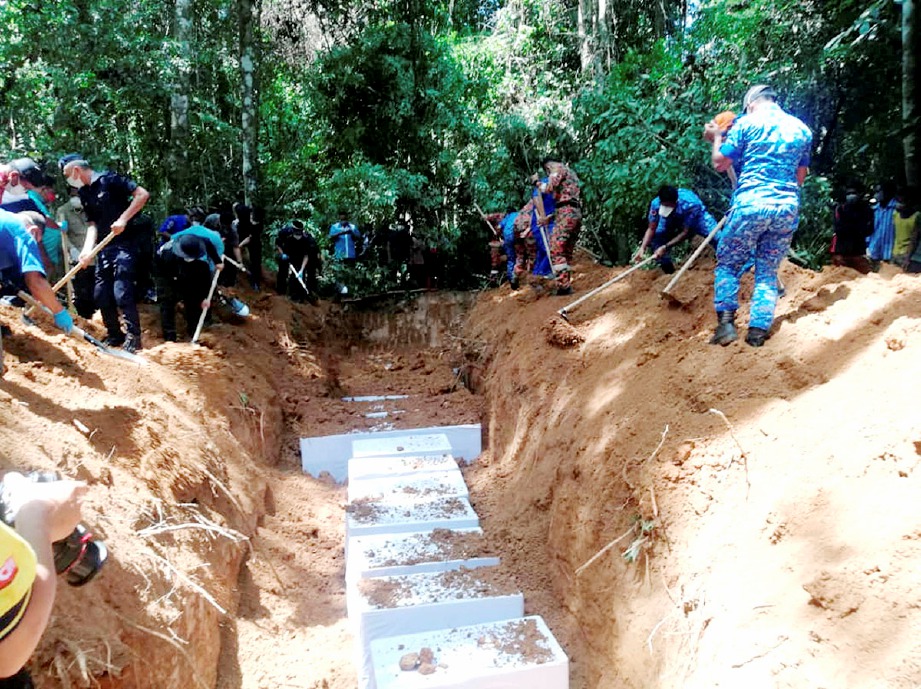SEMUA jenazah Orang Asli Suku Batek dikebumikan di Tanah Perkuburan Islam Kampung Kuala Koh selepas disembahyangkan di Masjid Tengku Muhammad Faiz Petra, Gua Musang.
