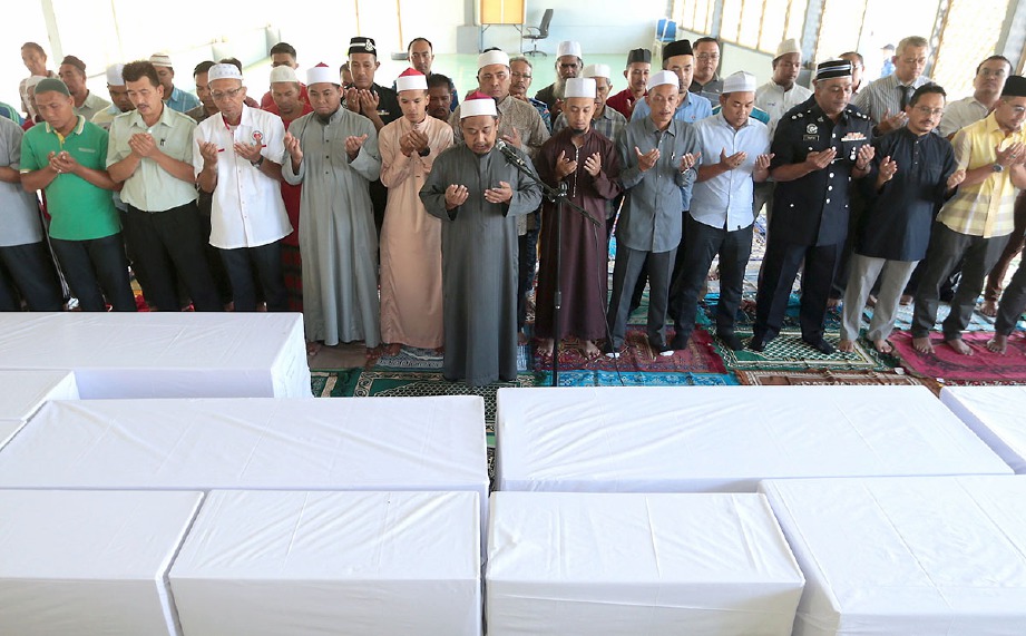 JEMAAH mengaminkan doa 15 jenazah Orang Asli Suku Batek di Masjid Tengku Muhammad Faiz Petra. FOTO Fathil Asri
