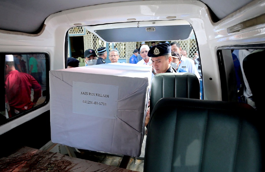 JENAZAH Jais dibawa keluar dari Masjid Tengku Muhammad Faiz Petra untuk dikebumikan di Tanah Perkuburan Islam Kampung Kuala Koh, semalam. FOTO Fathil Asri