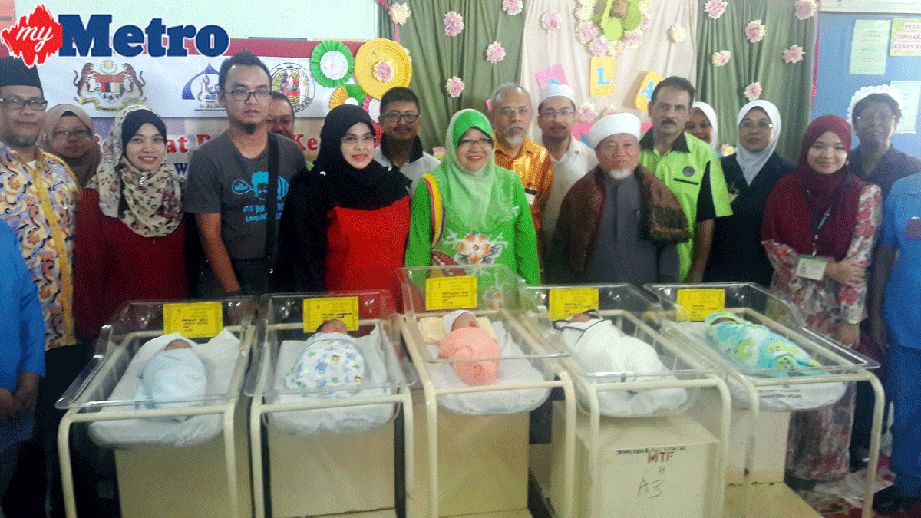 Latipah (tengah) bergambar bersama bayi bertuah yang lahir pada Maal Hijrah di Hospital Melaka, hari ini. FOTO  Nor Shafinaz Sari