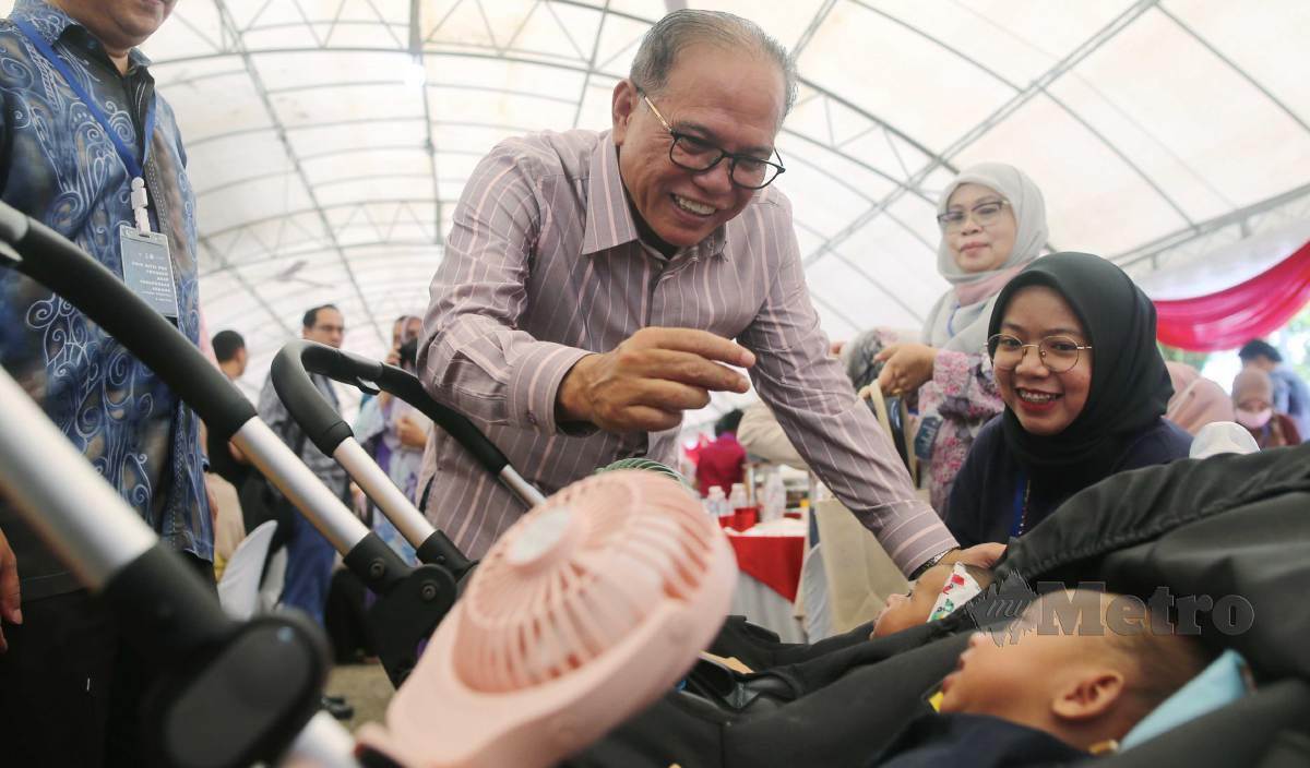 WAN Rosdy beramah mesra bersama ibu bapa serta bayi, pada Majlis Pelancaran Anak Kebanggan Pahang 2022 (Pahang Pride Kids 2022), di Taman Bandar, Indera Mahkota. FOTO Farizul Hafiz Awang