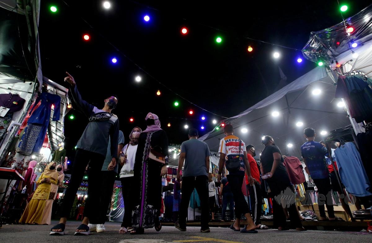 ORANG ramai membeli-belah di Bazar Aidilfitri Jalan Tuanku Abdul Rahman, Kuala Lumpur, malam tadi. FOTO EIZAIRI SHAMSUDIN