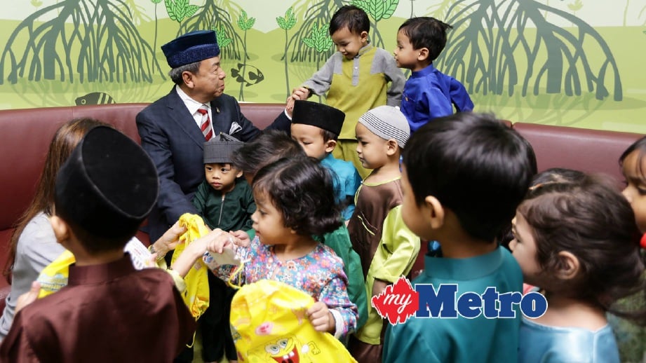 SULTAN Sharafuddin bermesra dengan kanak-kanak Taska Mutiara PKNS selepas Majlis Perasmian Bangunan Ibu Pejabat Korporat PKNS. FOTO Roslin Mat Tahir