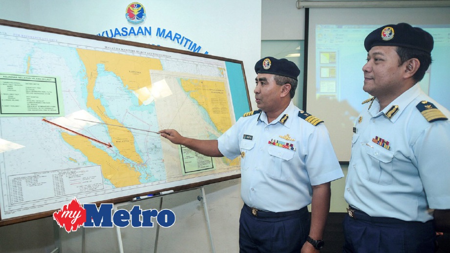 SAIFUL Lizan (kiri) menunjukkan lokasi pencarian nelayan. FOTO Muhammad Sulaiman