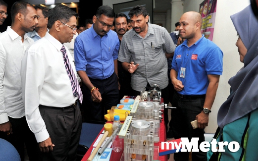 MENTERI Kesihatan, Datuk Seri S Subramaniam (dua kiri) bersama Kamalanathan (tiga kiri) melawat pameran pendidikan selepas merasmikan majlis pelancaran. FOTO Roslin Mat Tahir