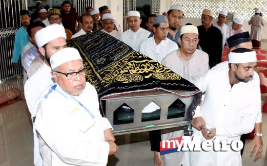 JEMAAH masjid mengusung jenazah Allahyarham Datuk Noradidah Ahmad untuk dikebumikan selepas solat jenazah di masjid kampung Raja Uda Pelabuhan Klang. FOTO Mohd Asri Saifuddin Mamat