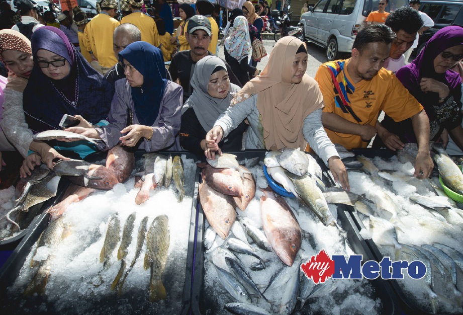 ORANG ramai memilih ikan segar yang dijual dengan potongan harga sehingga 50 peratus pada Program Jom Makan Ikan. FOTO Muhammad Sulaiman