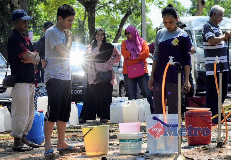 PENDUDUK di sekitar Shah Alam mendapatkan bekalan air di Persiaran Selangor, Seksyen 16 berikutan gangguan bekalan air. FOTO Mohd Asri Saifuddin Mamat