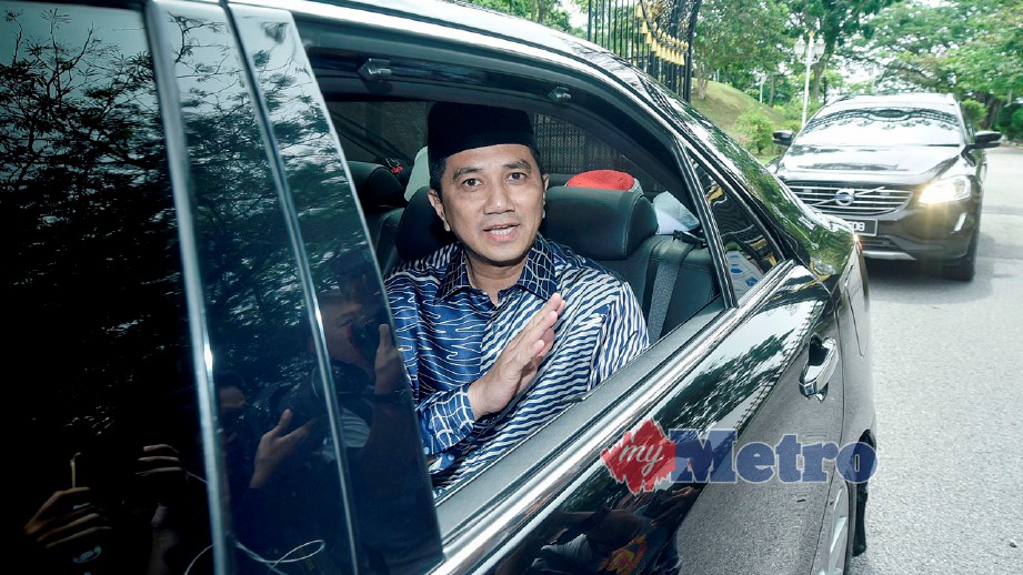 MOHAMED Azmin Ali keluar dari  istana selepas menghadap Sultan Sharafuddin di Istana Bukit Kayangan. FOTO Muhammad Sulaiman