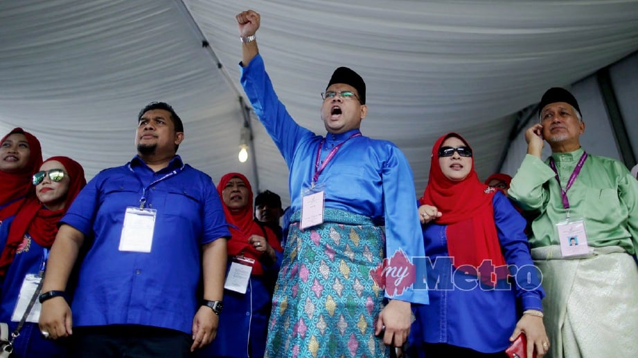 LOKMAN (tiga kanan) pada hari penamaan calon di Dewan Besar Tanjung, Seksyen 19. FOTO Syarafiq Abd Samad