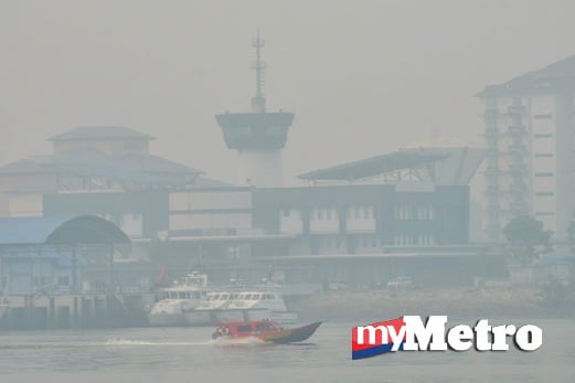 PEMANDANGAN di sekitar Jeti Pelabuhan Klang kelihatan kurang jelas ekoran jerebu tebal. FOTO Faiz Anuar