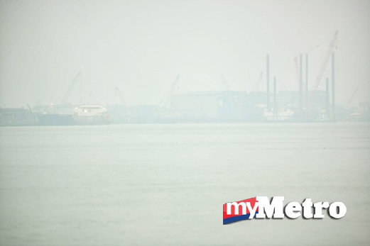 PEMANDANGAN di sekitar Jeti Pelabuhan Klang kurang jelas ekoran keadaan jerebu yang melanda hari ini. FOTO Faiz Anuar