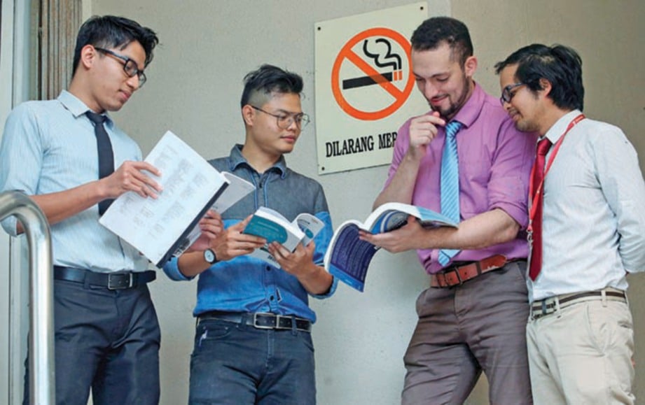 POSTER larangan merokok ditampal di Universiti Kuala Lumpur Royal College of Medicine Perak. FOTO Abdullah Yusof