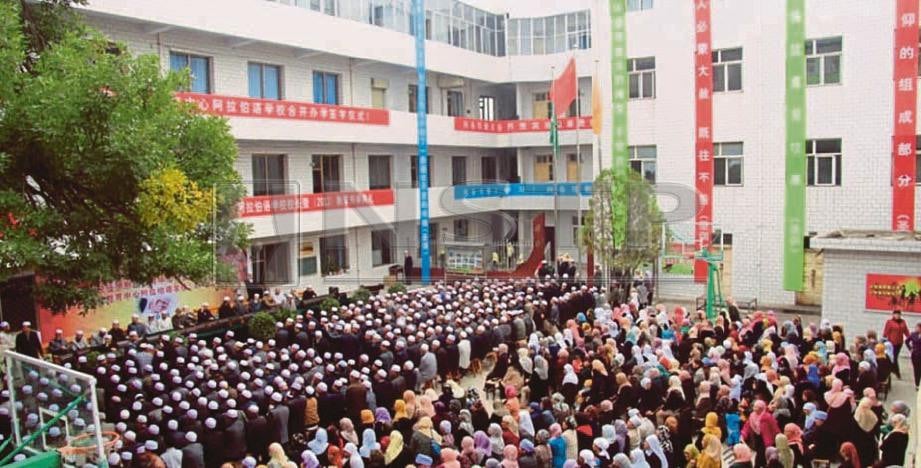  PENUTUPAN sekolah Arab di Xinjiang membimbangkan penganut Islam di wilayah lain.